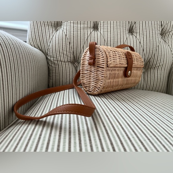 Express Rattan Crossbody - Picture 8 of 10